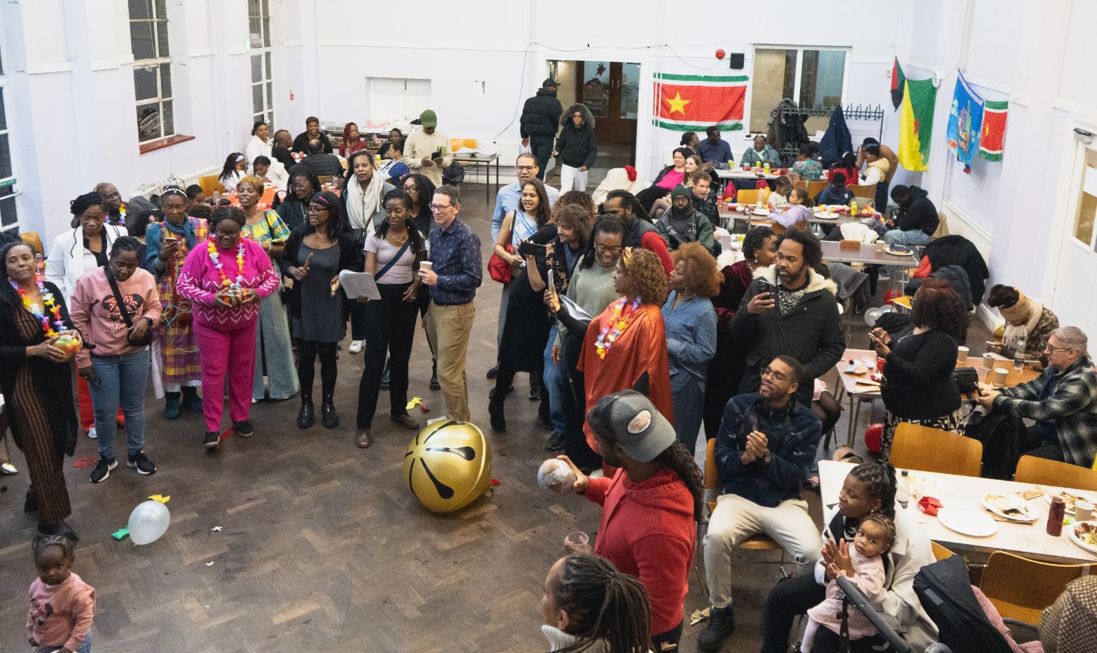 A full community hall singing together at Chanté Nwèl 2025